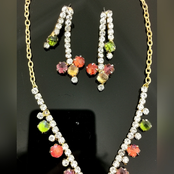 Multi-color rhinestone Y shape necklace with studed dangle earrings set - Picture 4 of 9